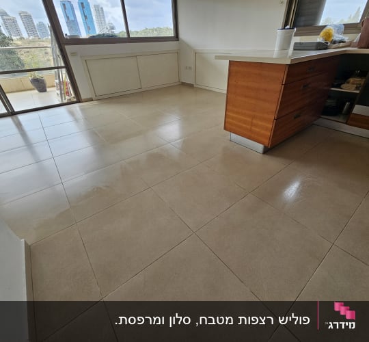 רצפה נקייה ומבריקה במטבח עם ארונות עץ